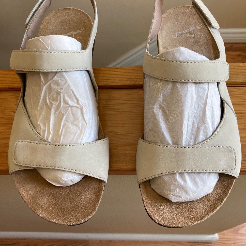 Sz 7.5/8 -Dansko Ronda Ivory Milled Nubuck Sandals Eu38 $125 MSRP.